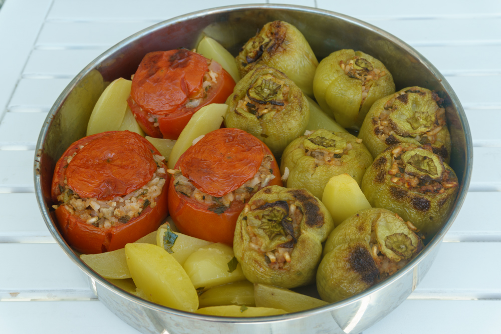 Auf die griechische Art: Gefüllte Paprika und Tomaten mit Reis und Hackfleisch
